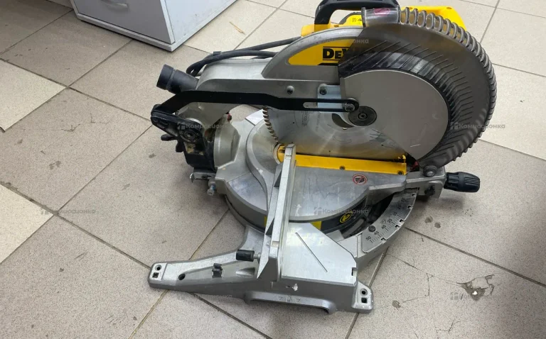 Циркулярная пила Dewalt DWS715-KS